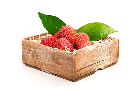 白色背景上的新鲜礼仪甜点维生素热带水果红色包装异国绿色荔枝叶子图片