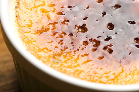 法国甜点     奶油布丁 烧焦霜食物糕点勺子烹饪餐厅蛋黄焦糖盘子美食刀具图片