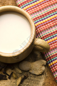 马萨拉沙伊叶子茶杯玻璃杯牛奶香料香菜粉红色小豆蔻红茶时间图片