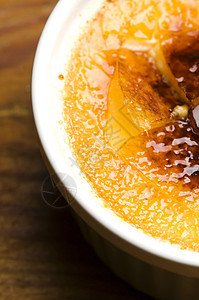 法国甜点     奶油布丁 烧焦霜糕点盘子模子三位一体香草食物勺子餐厅蛋黄刀具图片