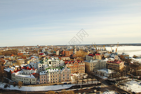 从塔高处查看 Vyborg城市红色尖顶蓝色风景建筑街道场景地平线棕色图片
