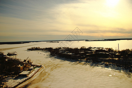 从塔高处查看 Vyborg水平红色城市建筑地平线建筑学景观天空场景街道图片