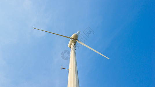 蓝色天空上的白风涡轮机气候生产风车旋转涡轮场地活力创新白色资源图片