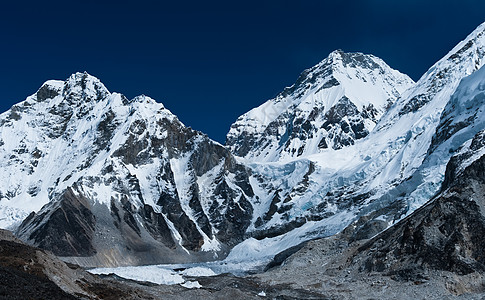 佛朗明戈Gorak Shep 和珠穆朗峰基地营地登山天空场景冒险岩石石头蓝色昆布顶峰高度背景