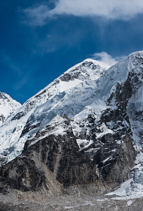 Gorak Shep 和珠穆朗峰基地营地踪迹场景蓝色明信片山腰石头天空高度顶峰昆布图片