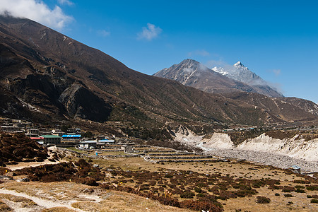 尼泊尔喜马拉雅山 高原村庄和山峰图片