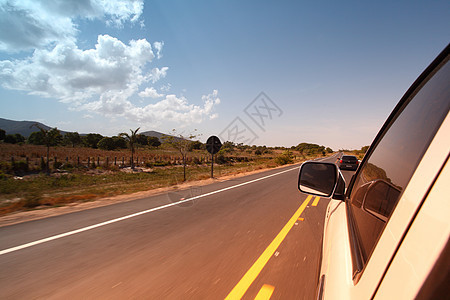 驾驶地平线汽车天空天气草地镜子运输运动速度蓝色图片