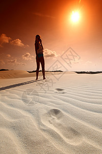沙漠足迹假期时间自由印刷干旱沙丘脚步声波纹小路日落图片