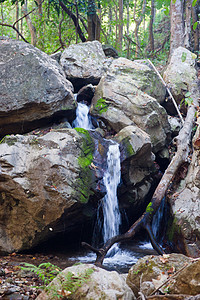 溪流中的小瀑布环境岩石图片