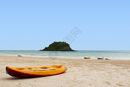 热带海滩上的卡亚克人图片