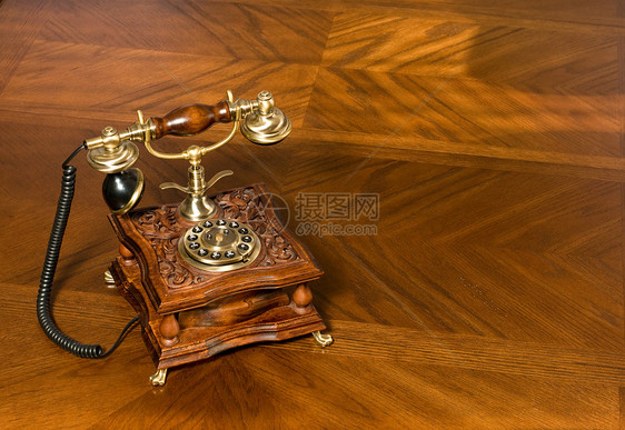 桌上旧式的电话图片