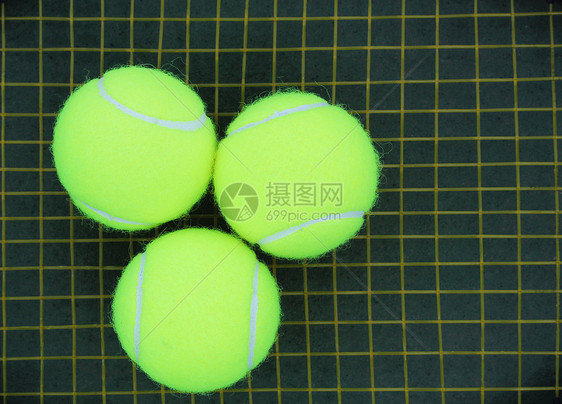 三个网球在幕后操控的连线上图片