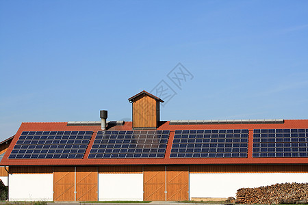 太阳能房子屋顶上的太阳能电池板生态技术回收发电机太阳蓝色建筑天空晴天环境背景