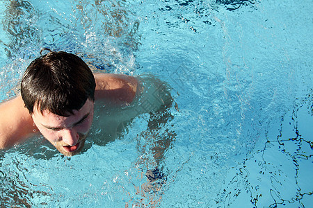 男人在水中竞赛海浪游泳游泳衣蓝色行动游泳者女士成人身体图片