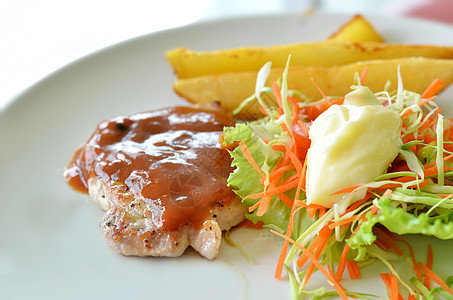 烤猪肉用餐食物蔬菜土豆美食课程牛扒沙拉奶油图片
