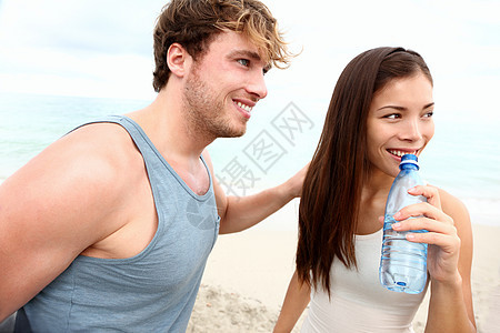 年轻夫妇在海滩上健身图片
