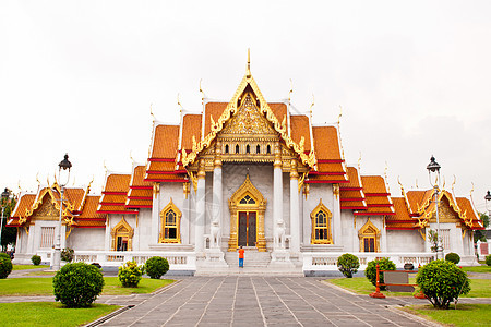美丽的泰国寺庙历史建筑地标连体宗教游客假期历史性天空大理石图片