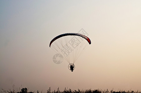 发动机滑翔机活动蓝色翅膀天空日落段落航班空气动力伞降落伞图片