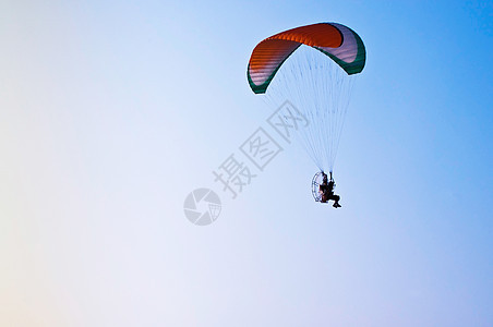 发动机滑翔机飞行员蓝色太阳滑行天空降落伞男人日落动力伞段落图片