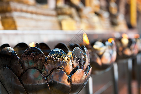 在佛教寺庙浅角的椰子油灯图片