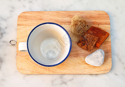 切削板上的空杯子岩石咖啡桌子厨具陶瓷装饰品装饰棕色风格石头图片