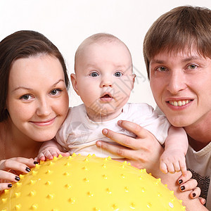 纵向父母亲热儿子父亲喜悦婴儿快乐男人幸福家庭图片