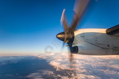 飞行中的飞机喷气器图片