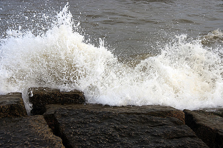海洋波浪岩石海岸飞溅海岸线海浪白色冲浪海景碰撞支撑图片