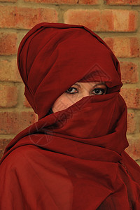 披着围巾的妇女背景图片