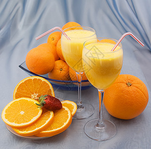 两杯水晶的橘子汁背景图片