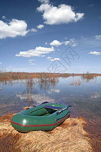 沿海河上的橡胶船草本植物桌子孤独树叶天空蓝色森林码头露营季节图片