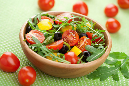 新鲜蔬菜沙拉胡椒火箭服务叶子美食午餐饮食维生素木头食物图片