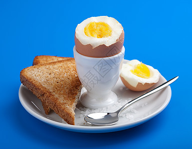 蛋杯煮鸡蛋黄色杯子白色美食食物棕色杂货面包产品盘子图片