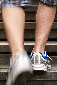 楼梯上跑步男子的腿赛跑者体操运动鞋运动运动员培训师肌肉身体慢跑者训练图片