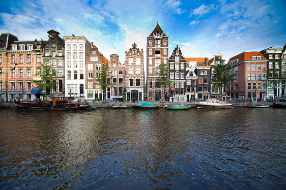 这里是阿姆斯特丹房子运河建筑学房屋家园城市街道首都建筑蓝天图片