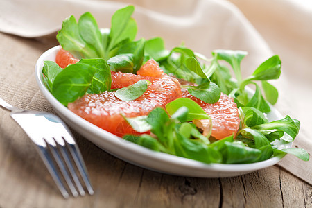 新鲜沙拉加葡萄汁蔬菜柚子叶子餐厅维生素服务美食营养菠菜午餐图片