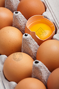 盒中鸡蛋棕色杂货羽毛产品营养蛋壳市场纸板圆形裂缝图片