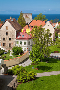 瑞典高特兰的维斯比市城市晴天建筑村庄白色天空别墅公园蓝色房子图片