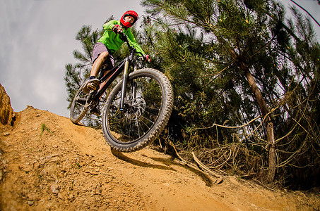 MTB 下坡刹车乐趣闲暇山地活动冒险山地车男人速度娱乐图片