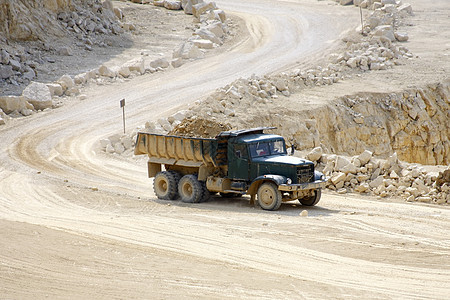 多洛米石矿工作输送机资源石头石灰石白色镇流器工业栅栏灰尘图片