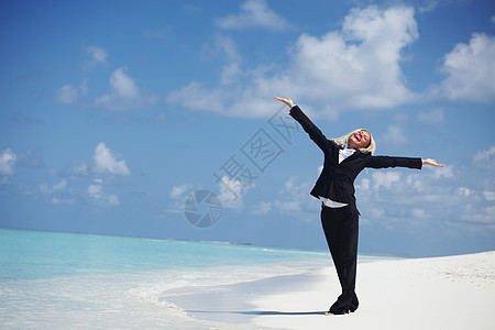 海洋海岸上快乐的女商务人士晴天套装热带天空海滩商务太阳女孩阳光金发女郎图片