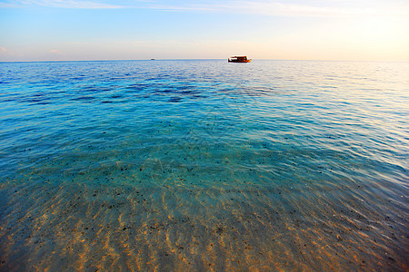 日落在海中晴天太阳海洋季节天空橙子旅行假期地平线热带图片