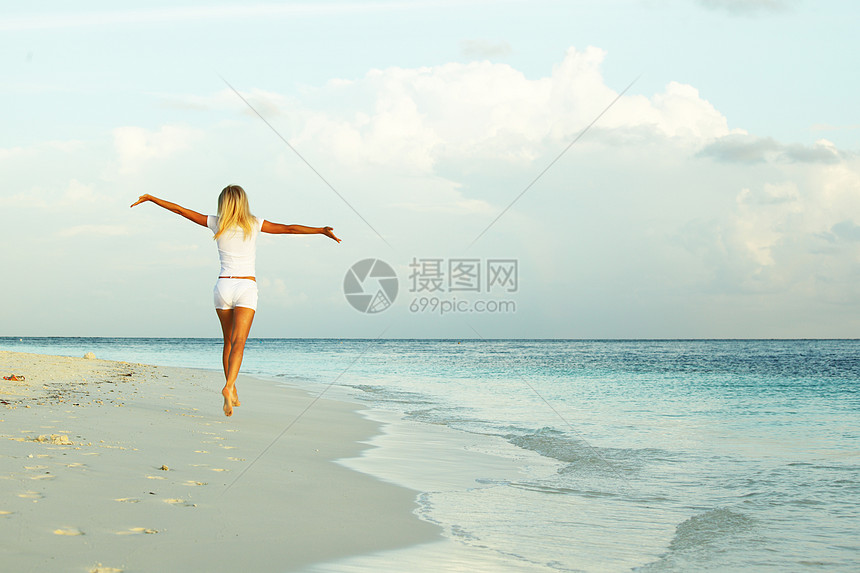 妇女逃亡娱乐女孩女性运动赛跑者海洋支撑女士天空海滩图片