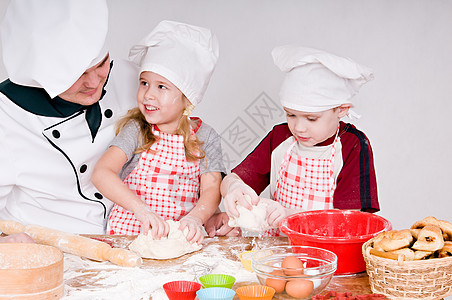 有孩子的厨师金发孩子们帽子围裙辫子包子童年菜肴篮子用具图片