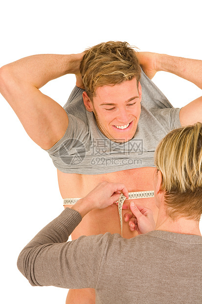 妇女测量年轻男子胸部的尺寸图片