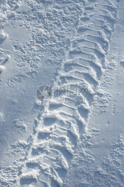 积雪中的车辆轮胎轨图片