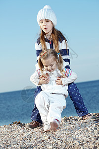 海滩上的孩子闲暇乐趣青年童年朋友们女孩们孩子们衣服姐妹游戏图片