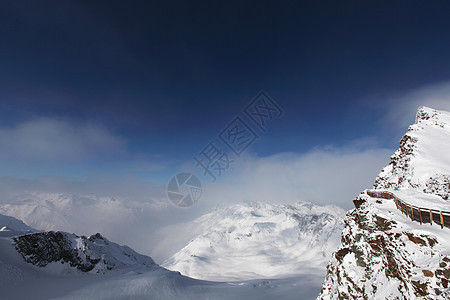 平面顶部旅游岩石太阳暴风雪远足天空冰川运动冻结单板图片