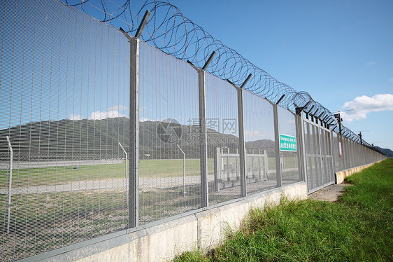 绿色黄黄草原上的棕榈油村庄抑制天空蓝色栅栏外壳警卫网关木板国家图片