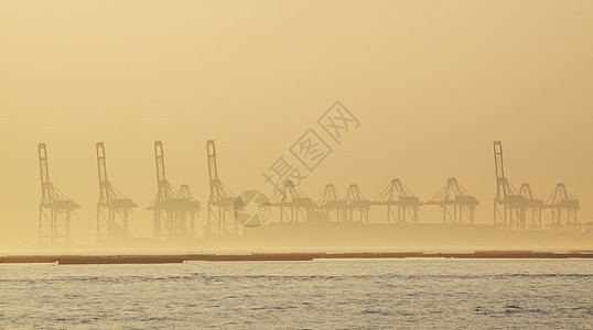 雾雾的清晨集装箱起重机薄雾海岸线货物场景天际城市运输船运港口进口图片